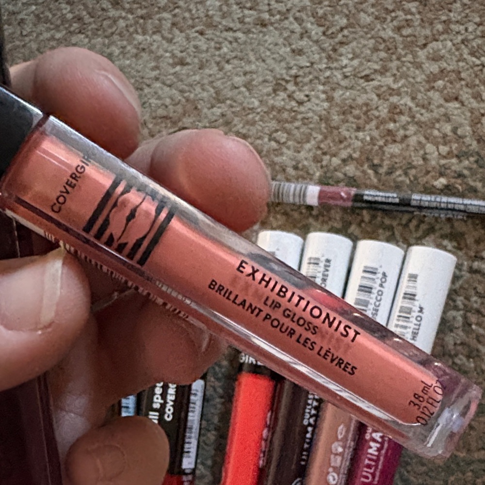 COVERGIRL Lipstick Set - Bold Reds, Pinks, and Purples - Picture 6 of 11